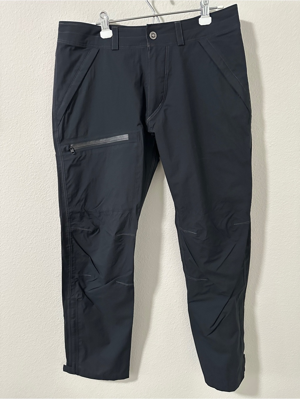 Kuhl Men’s rain pants, dark blue. Size 34 x 32.